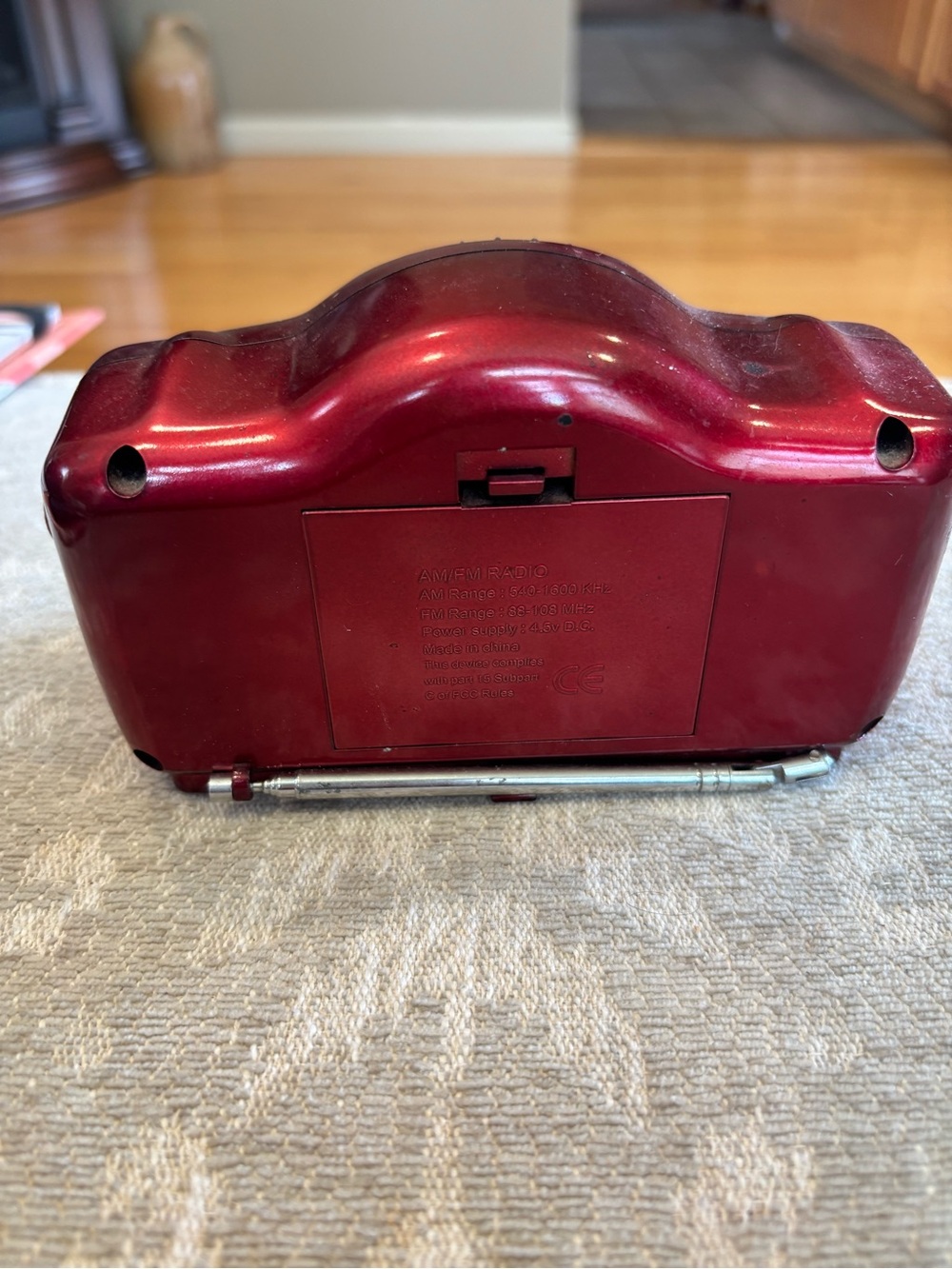 Classic Retro Portable AM/FM Radio - Red - Picture 3 of 4